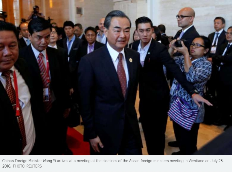 Le ministre des Affaires étrangères Wang Yi sort renforcé du sommet de l'ASEAN au Laos, où l'organisation régionale n'a pas su s'opposer fermement aux actions de Pékin en mer de Chine du Sud. Copie d'écran du Straits Times, le 25 juillet 2016.