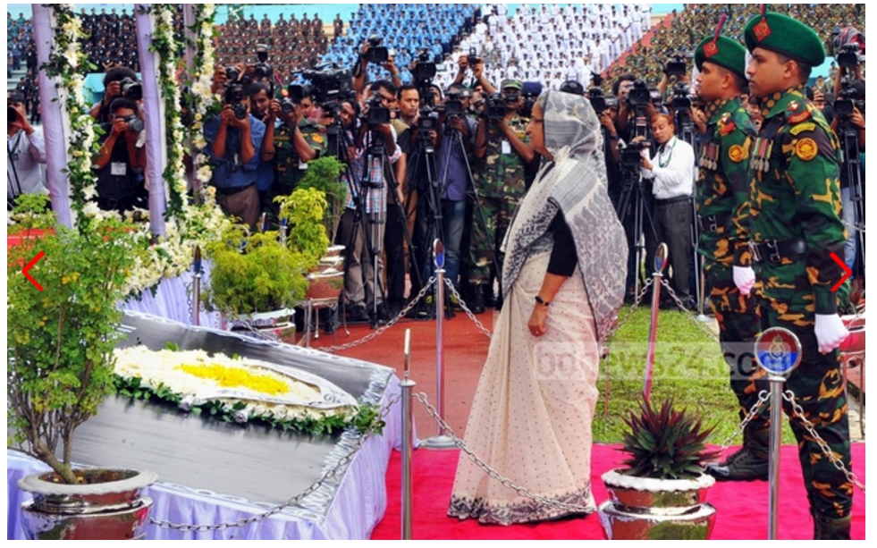La Premier ministre bangladaise Sheikh Hasina s'est recueillie au cours de l'hommage national rendu aux 22 victimes de l'attentat commis vendredi 1er juillet à Dacca. Copie d'écran de Bdnews24, le 4 juillet 2016.
