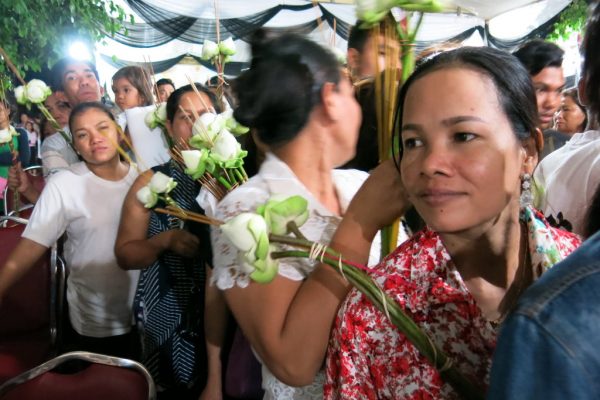 Les Cambodgiens sont venus de toutes les provinces du pays pour voir la dépouille de Kem Ley une dernière fois puis accompagner le lendemain le cortège funèbre jusqu'au village natal de l'analyste politique.