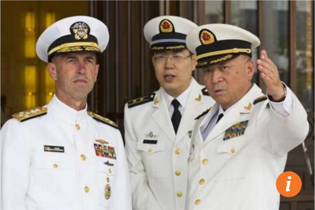 L'amiral John Richardson, à la tête des opérations navales américaines (à gauche) en pleine discussion avec l'amiral chinois Wu Shengli (à droite), commandant de la Marine chinoise, à son quartier général de Pékin. Copie d'écran du South China Morning Post, le 21 juillet 2016.