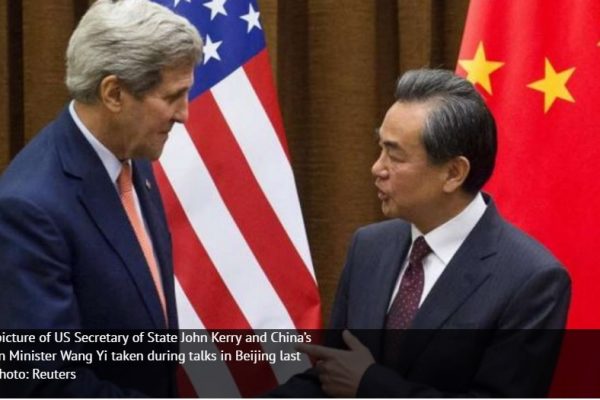 Le ministre chinois des Affaires étrangères Wang Yi a averti le secrétaire d'État américain John Kerry que la Chine ne reconnaîtrait pas l'arbitrage de la cour internationale de La Haye prévu le 12 juillet. Copie d'écran du South China Morning Post, le 7 juillet 2016.