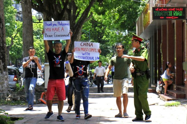Des manifestants vietnamiens appellent la Chine à respecter le jugement de la Cour permanente de La Haye, le 17 juin 2016 à Hanoi.