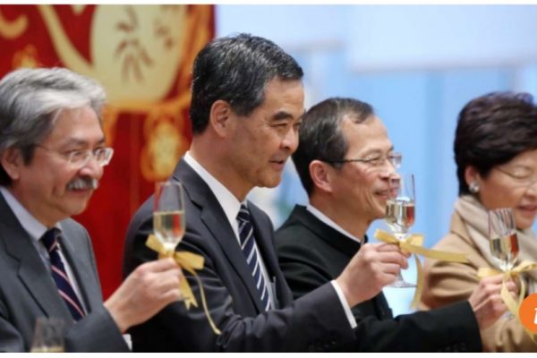 Le secrétaire aux Finances John Tsang (à gauche) et le président sortant du Conseil législatif Jasper Tsang (troisième en partant de la gauche) ont annoncé leur probable candidature au poste de chef de l'exécutif hongkongais, à quelques heures d'intervalle. Copie d'écran du South China Morning Post, le 29 juillet 2016.