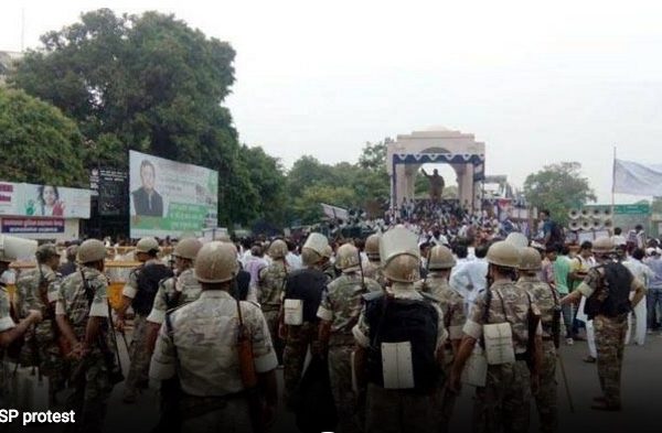 Les supporters du BSP, le parti dalit, manifestent après qu'un leader du BJP a insulté Mayawati, chef du parti d'opposition. Copie d'écran de India Today, le 21 juillet 2016.