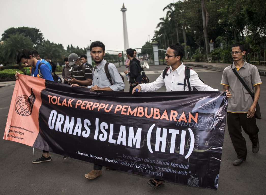 Des étudiants musulmans manifestent à Jakarta le 12 juillet 2017 contre le projet de dissolution du groupe islamiste Hizb ut-Tahrir Indonesia (HTI).