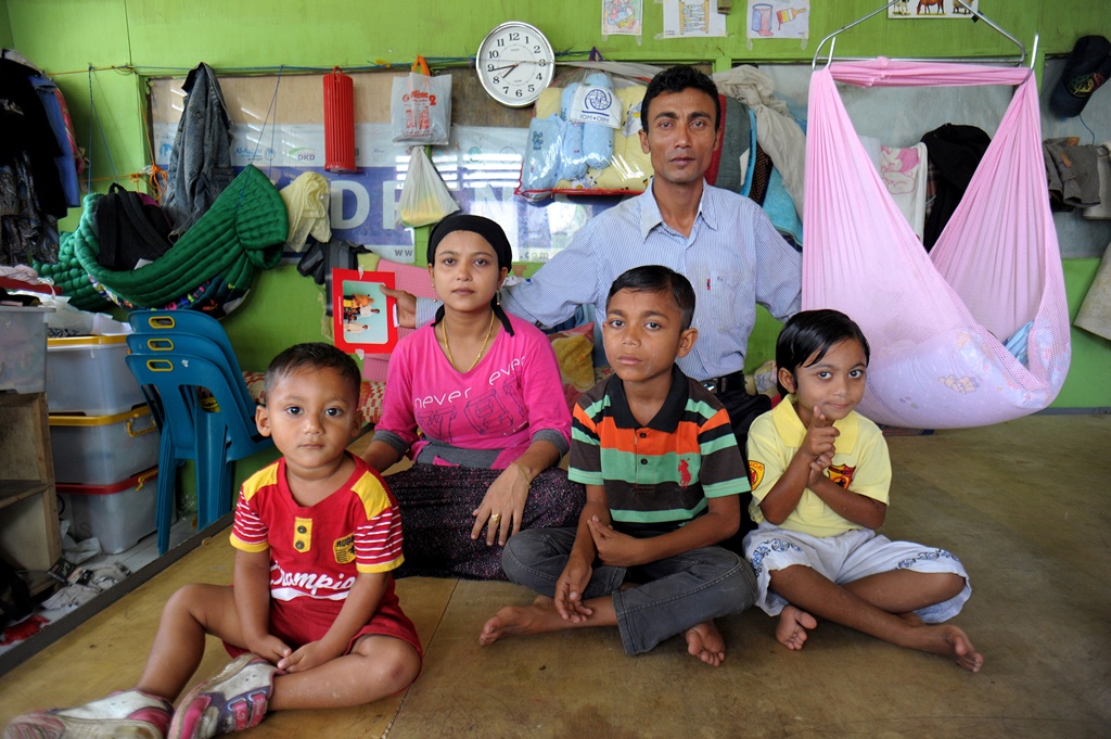 Jamal Hossain et sa famille dans un abri pour les Rohingya à Bayeun dans l'est d'Aceh en Indonésie le 27 mars 2016.