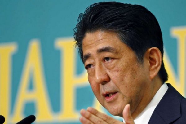 Le Premier ministre Shinzō Abe a annoncé un plan de relance de 240 milliards d'euros pour lutter contre la déflation qui mine l'économie du pays. Copie d'écran du South China Morning Post, le 27 juillet 2016.