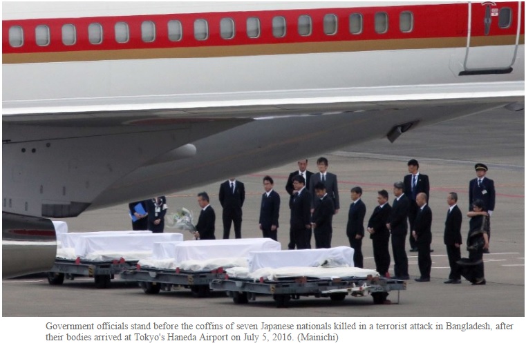 Les corps des sept victimes japonaises ainsi que le survivant de l'attentat de Dacca ont été accueillis à Tokyo par le ministre des Affaires étrangères. Copie d'écran du Mainichi Shimbun, le 5 juillet 2016.