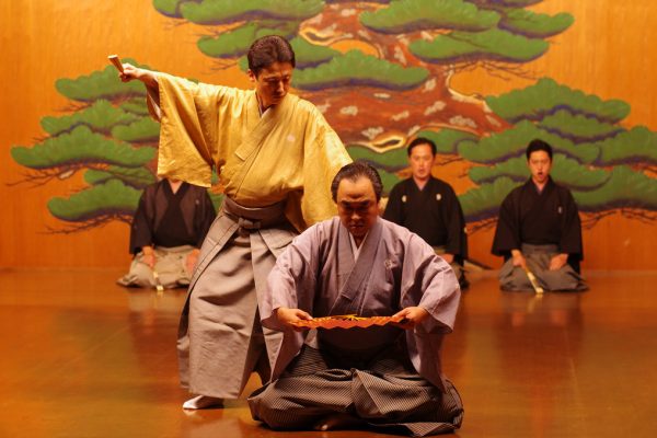 Manjirô Tatsumi joue la pièce "Shari" dans le rôle du démon Sokushitsuki, poursuivi par le gardien Idaten pour avoir volé une relique de Bouddha