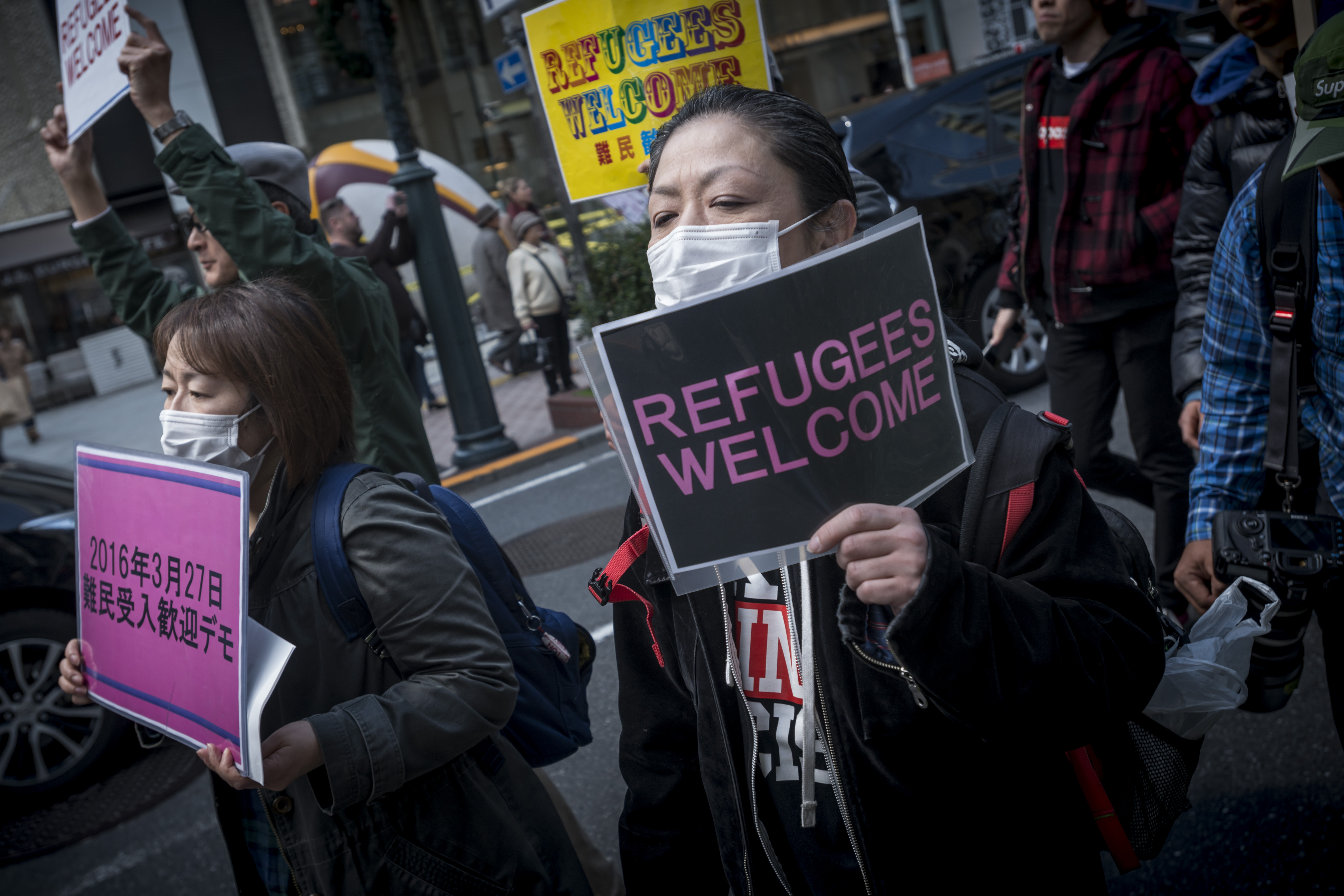 Des manifestants défilent à Shibuya (Tokyo) pour protester contre la politique d'accueil des réfugiés du gouvernement japonais, le 27 mars 2016.