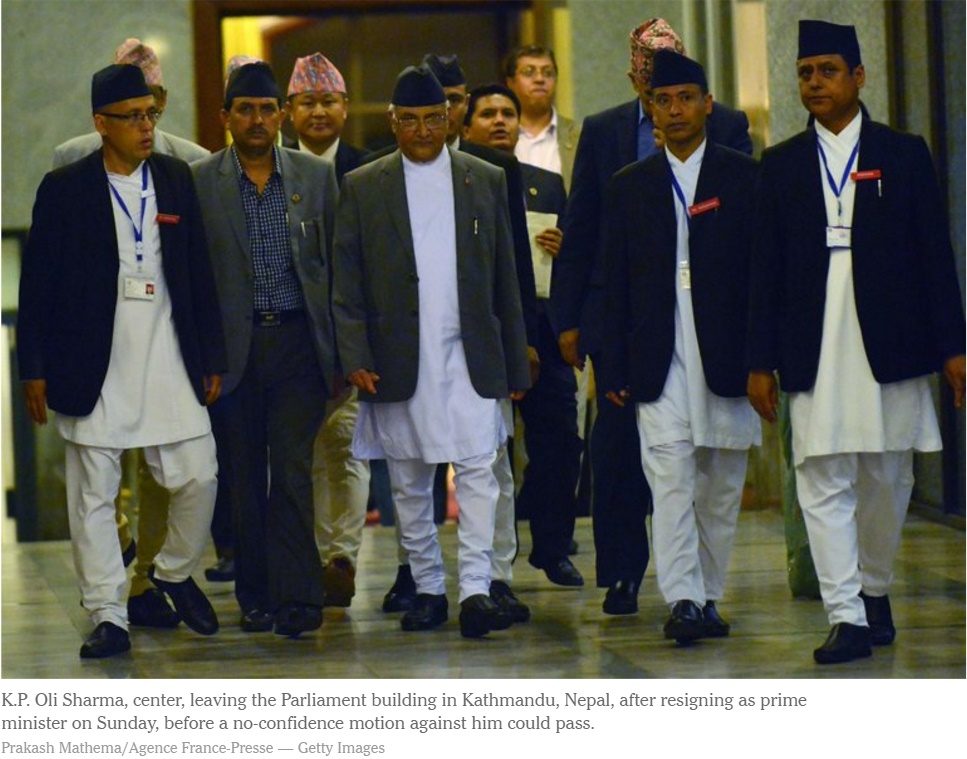 K.P. Sharma Oli (au centre), quitte le Parlement après avoir démissionné du poste de Premier ministre dimanche 24 juillet. Copie d'écran du New York Times, le 25 juillet 2016.