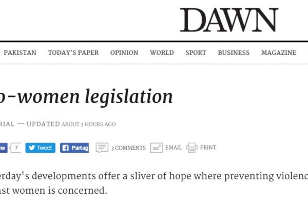 Les réactions nationales et internationales suite au meurtre de la star internet Qandeel Baloch ont accentué la pression sur le gouvernement pakistanais. Deux projets de lois visant à lutter contre les "crimes d'honneur" et le viol ont vu le jour et seront soumis au Parlement "très prochainement". Copie d'écran de Dawn, le 22 juillet 2016.