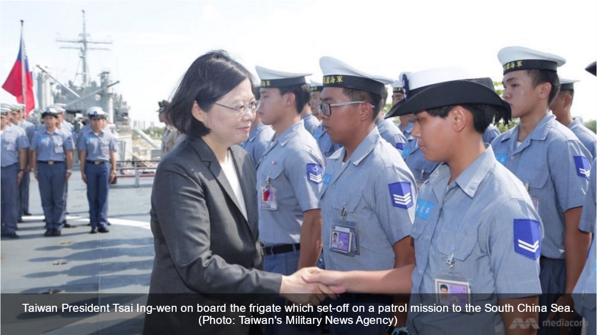 La présidente Tsai Ing-wen saluant les officiers de la marine taïwanaise, prêts à partir en mission de patrouille en mer de Chine méridionale. Copie d'écran de Channel News Asia, le 13 juillet 2016.
