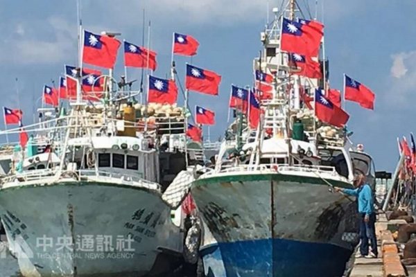 Huit députés taïwanais se sont rendus ce mercredi 20 juillet sur l'île de Taiping en mer de Chine du Sud dans une volonté d'affirmer la souveraineté de Taipei. Douze pêcheurs se sont également rendus sur place afin de revendiquer leurs droits de pêche dans la zone. Copie d'écran du South China Morning Post, le 20 juillet 2016.