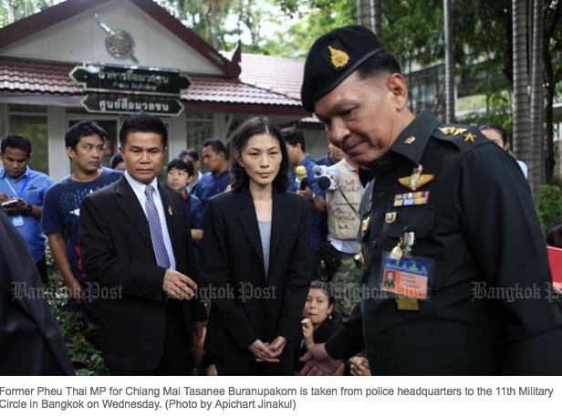 8 membres du Parti Pheu Thai ont été placés en détention provisoire par l'armée pour avoir diffusé de fausses informations sur la nouvelle Constitution. Copie d'écran du Bangkok Post, le 28 juillet 2016.
