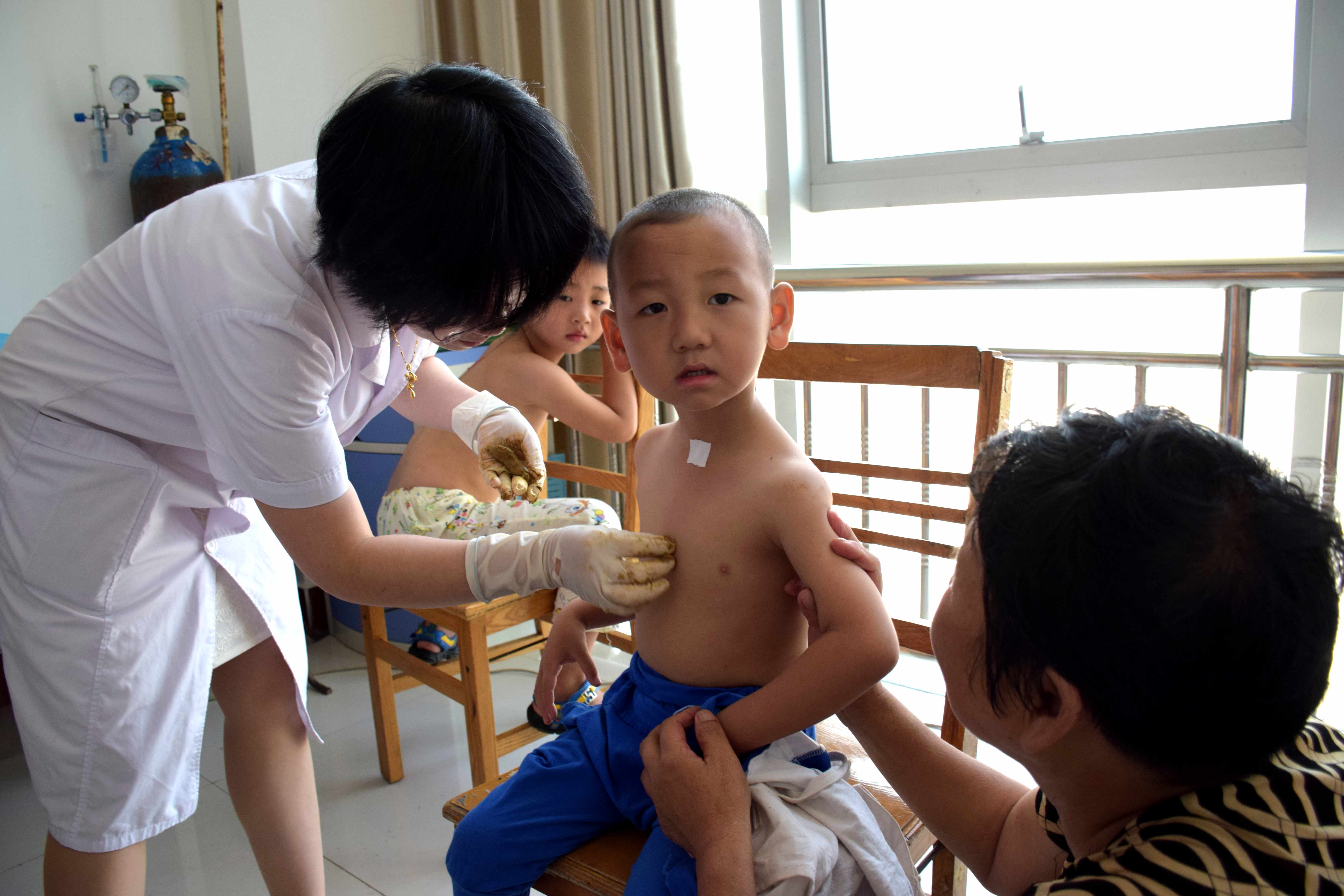 Un jeune garçon chinois en pleine consultation à l'hôpital du peuple de la ville de Zhumadian, dans la province du Henan au centre de la Chine, le 13 juillet, 2015.