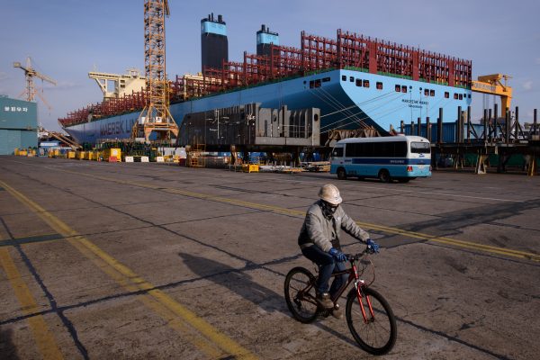 Construction d'un porte-conteneurs dans les chantiers navals de Daewoo DSME à Okpo, à 60 km au sud de Pusan, le 3 décembre 2014.