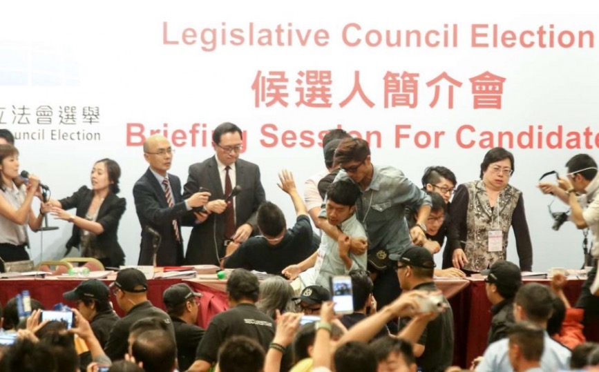 Des mouvements protestataires éclatent à Hong Kong suite au refus de la candidature de l'indépendantiste Edward Leung. Copie d'écran du South China Morning Post, le 3 août 2016.