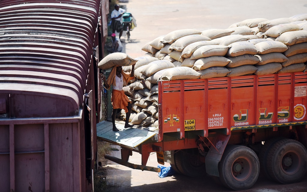 Un ouvrier indien charge des sacs de grains sur un camion au centre de fret de la gare de Chennai (Tamil Nadu), le 3 août 2016.