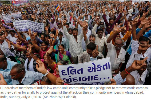 Le BJP ne sait pas comment gérer les manifestations des Dalits après la mise en ligne d'une vidéo montrant un "Intouchable" se faire flageller en public. Copie d'écran de The Indian Express, le 1er août 2016.