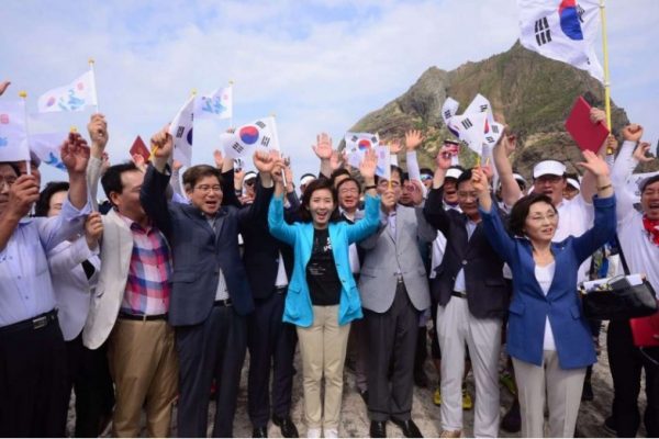Les relations entre le Japon et la Corée se détériorent à la suite de la visite "stupide" et "provocatrice" de 10 hommes politiques sud-coréens sur les îles de Dokdo/Takeshima. Copie d'écran du South China Morning Post, le 18 août 2016.