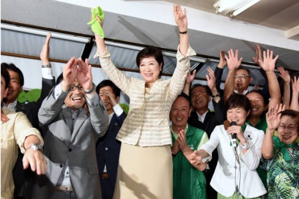L'ancienne ministre de l’Environnement, Yuriko Koike, a remporté de loin les élections gouvernementales, devenant ainsi la première femme gouverneure de Tokyo. Copie d'écran du Japan Times, le 1er août 2016.