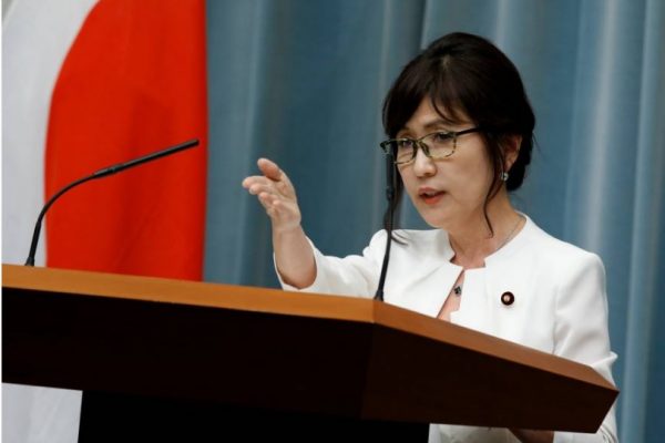 La nouvelle ministre de la Défense Tomomi Inada défraye déjà la chronique en refusant de donner son opinion sur certains sujets polémiques. Copie d'écran du Japan Times, le 5 août 2016.