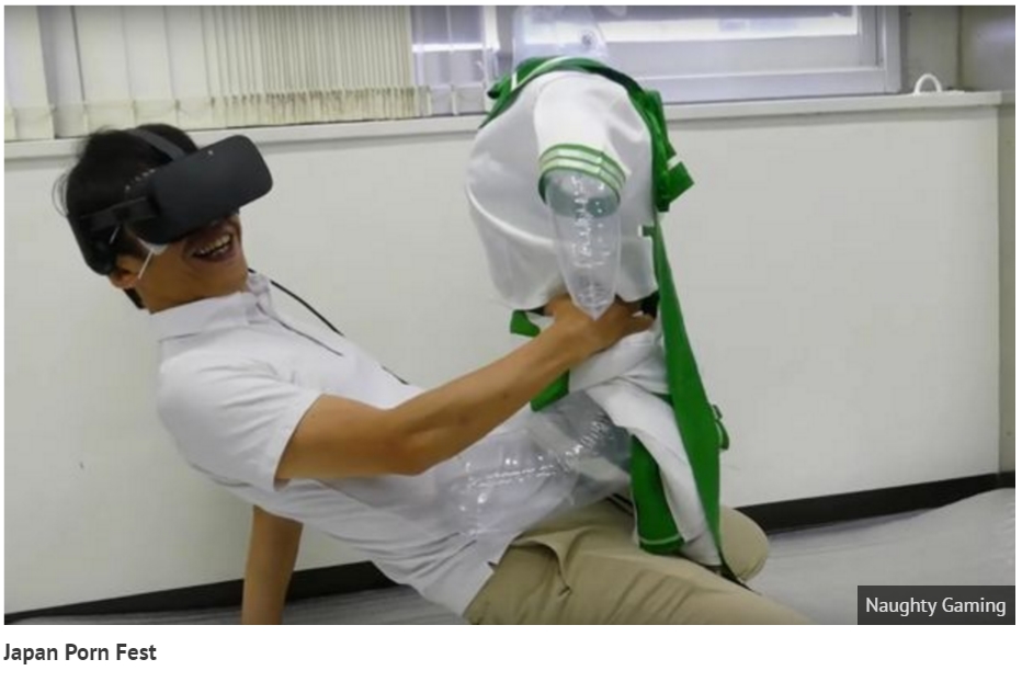 Un Japonais bienheureux découvre le porno en réalité virtuelle. Copie d'écran de Mirror, le 4 juillet 2016.