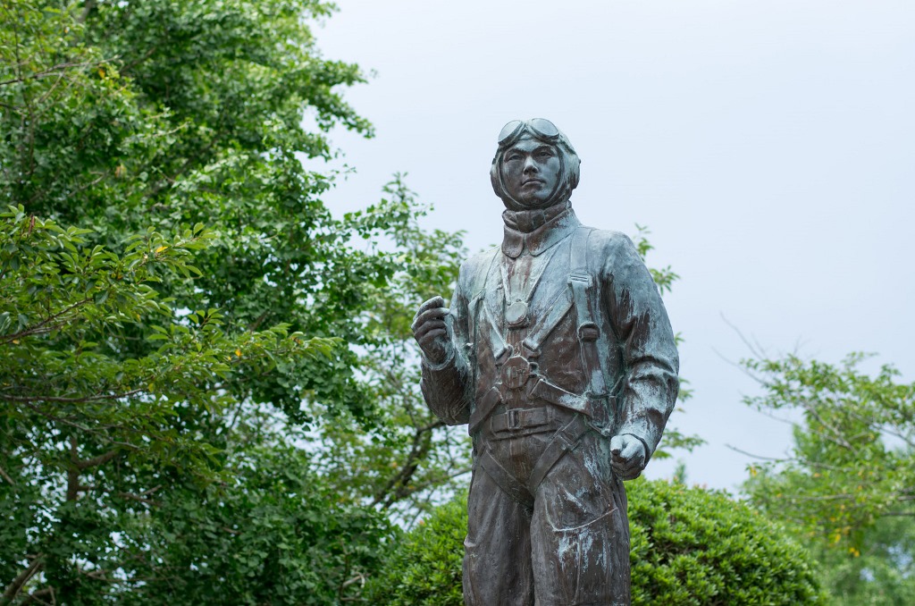 Statue d’un pilote tokkô, située dans le parc devant l’entrée du Musée pour la paix de Chiran au Japon.