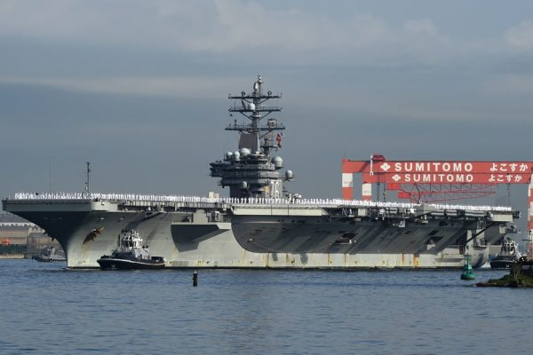 Le porte-avions Aircraft carrier USS Ronald Reagan arrives at the US Navy base in Yokosuka, a suburb of Tokyo, on October 1, 2015.
