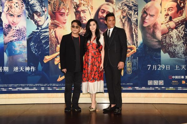 La star du kung-fu Jet Li et l'actrice chinoise Fan Bingbing avec l'acteur hongkongais Jacky Heung, lors de la première de leur film "League of Gods", réalisé par Koan Hui, à Pékin le 24 juillet 2016.