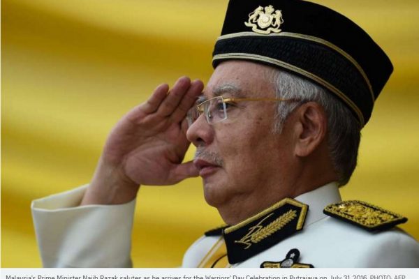 Le Premier ministre malaisien Najib Razak en train de saluer à son arrivée à la cérémonie du jour des Guerriers à Putrajaya, le 31 juillet 2016. Copie d'écran du Straits Times, le 1er août 2016.