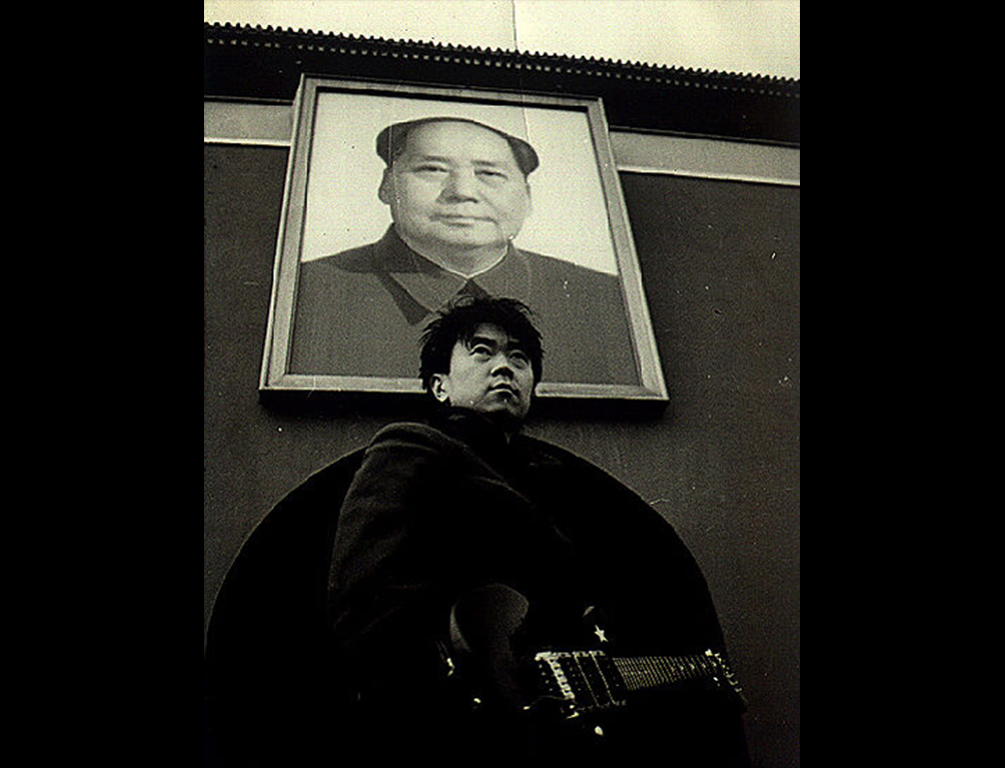 Le rocker chinois Cui Jian sur la place Tian'anmen à Pékin à la fin des années 1980. En 1989, il fait un concert sur la place en soutien au mouvement étudiant. (Crédits : Cui Jian official pictures)