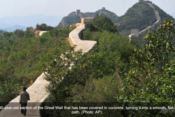 Les travaux de restauration entrepris sur une portion de la Grande Muraille rendent furieux les internautes chinois. Copie d'écran de Channel News Asia, le 23 septembre 2016.