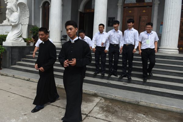 Des moines catholiques sur les marches de l'église catholique du Sacré Coeur à Anyang, dans la province chinoise du henan, après l'ordination de l'évêque Joseph Zhang Yilin le 4 août 2015.