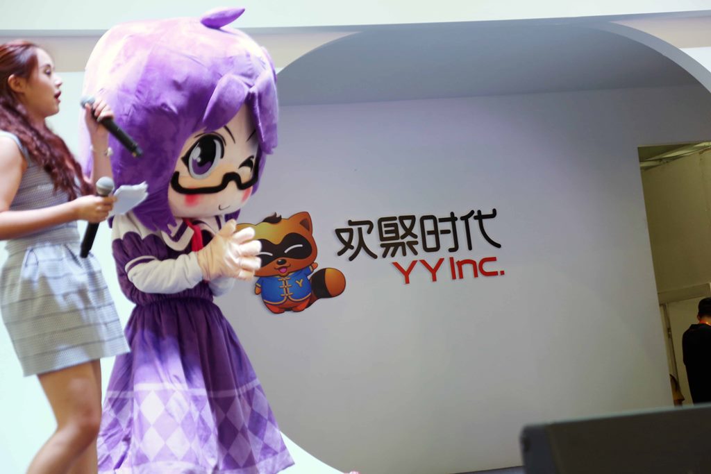 Sur le stand de YY, l'un des principaux éditeurs d’applications de live streaming en Chine, lors de la 13ème China Digital Entertainment Expo, appelée aussi ChinaJoy 2015, à Shanghai le 28 juillet 2015.