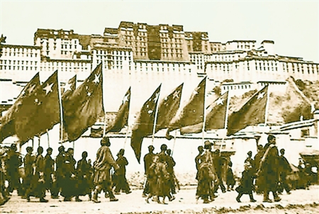 Les troupes de l'APL entrant dans Lhassa, en 1951.