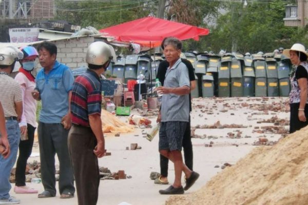 Les forces de l'ordre ont violemment interpelé 13 habitants de Wukan, trois mois après l'arrestation du chef de leur village "démocratiquement" élu. Copie d'écran du South China Morning Post, le 13 septembre 2016.