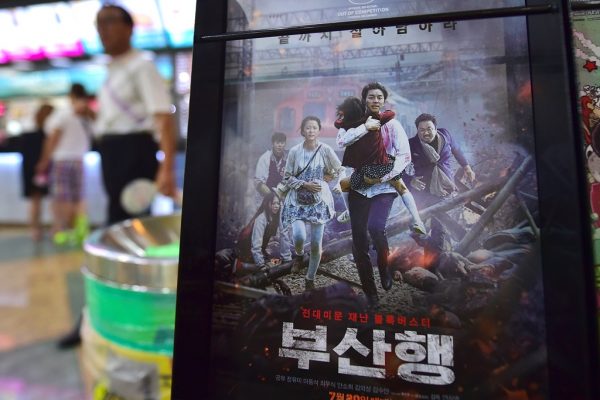 Le poster du film sud-coréen, "Train to Busan", dans un cinéma de Séoul le 4 août 2016.