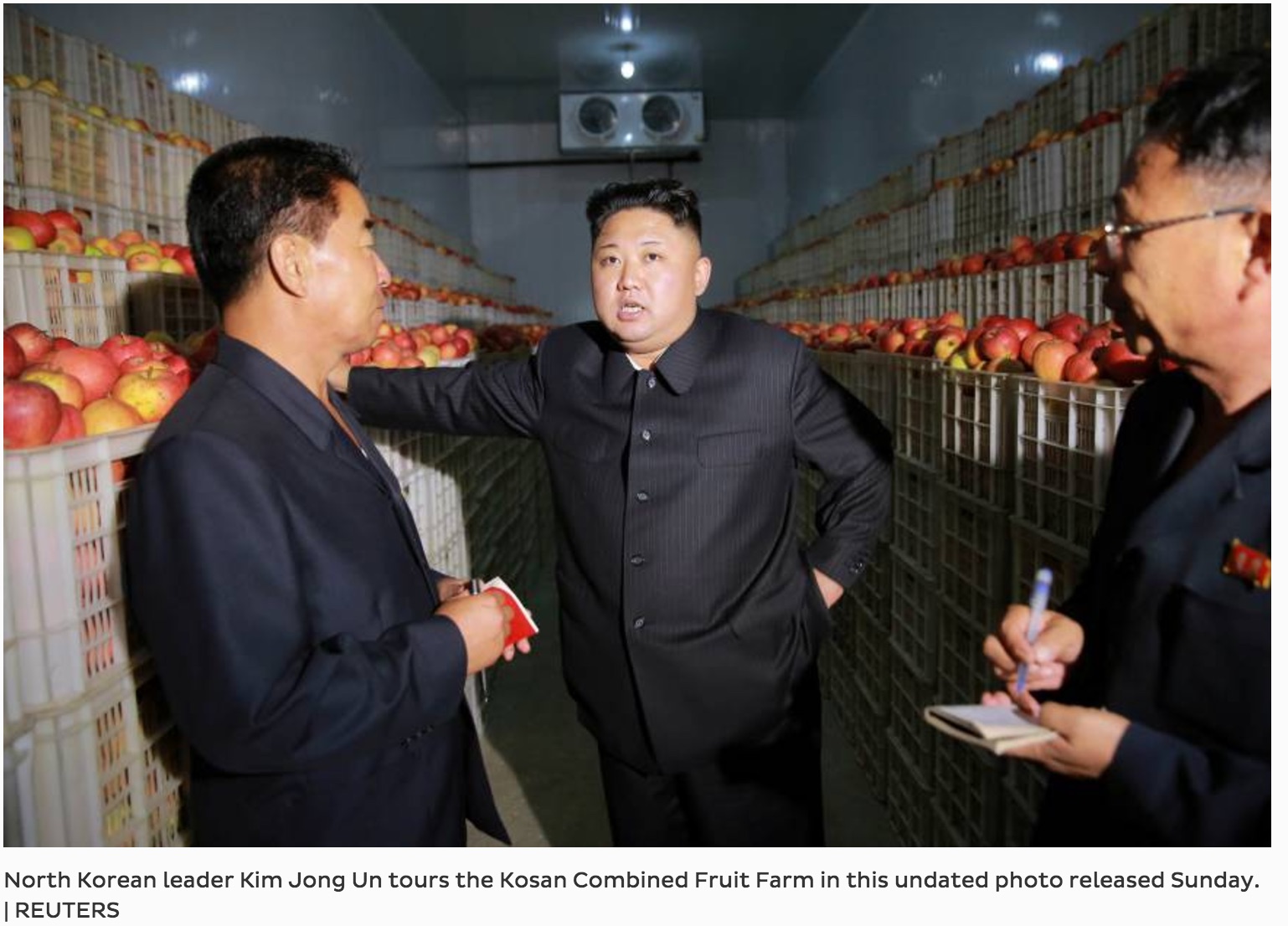 le leader nord-coréen Kim Jong-un, lors d'une visite de terrain dans une ferme collective de Kosan. Copie d'écran du Japan Times, le 21 septembre 2016