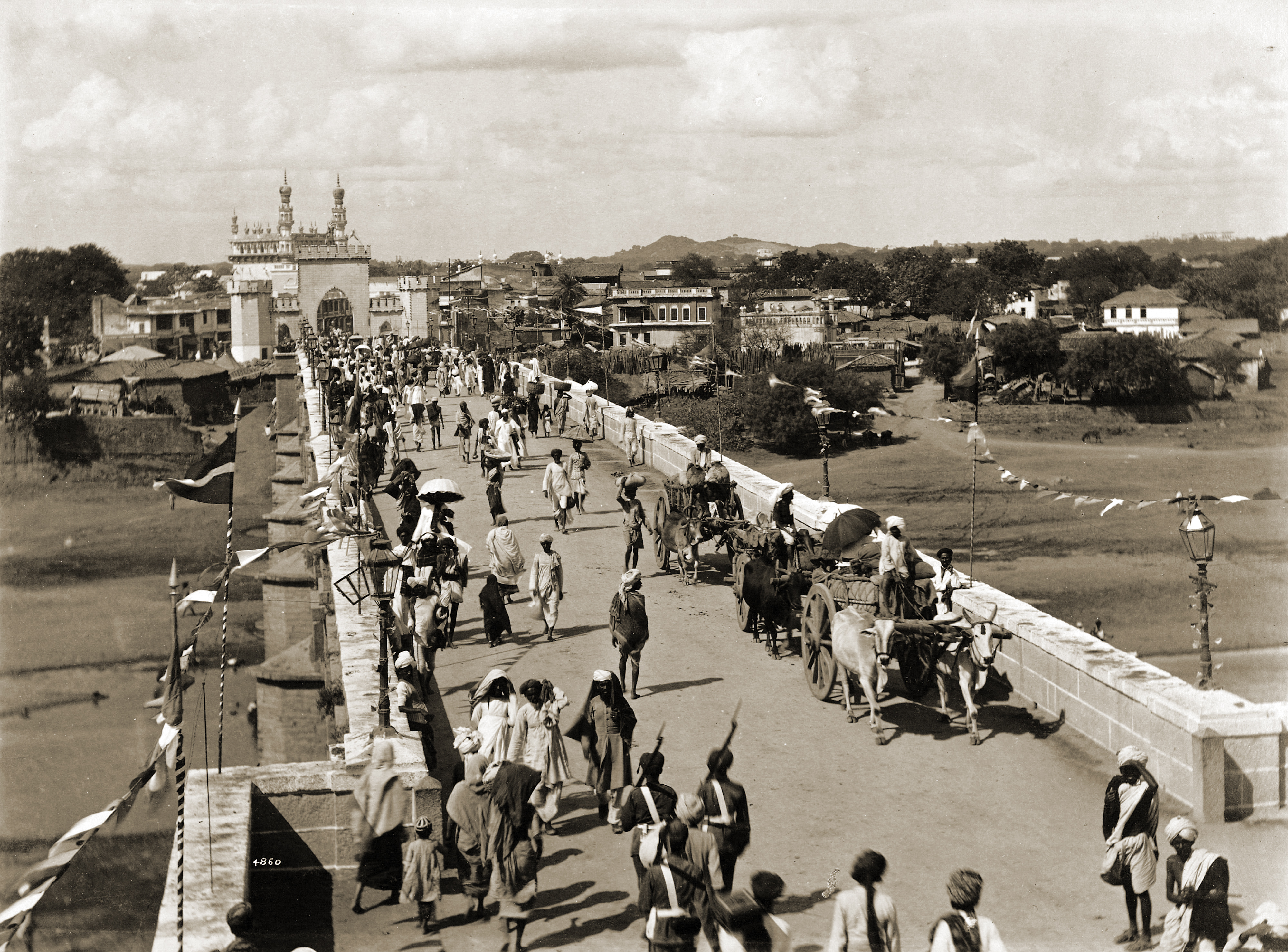 Photographie du pont permettant d'accéder à la ville d'Hyderabad, en 1892.