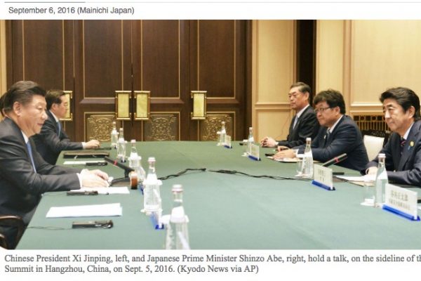 Pour la première fois depuis près d'un an et demi, le président chinois Xi Jinping et le Premier ministre Shinzo Abe se sont rencontrés pour discuter des litiges maritimes qui les opposent autour des îles Senkaku / Diaoyu. Copie d'écran du Mainichi, le 6 septembre 2016.