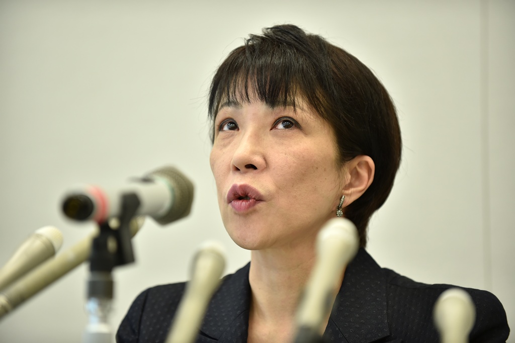 Sanae Takaichi, ministre japonaise des Affaires intérieures et des Communications, lors d'une conférence de presse à Tokyo le 6 avril 2015.