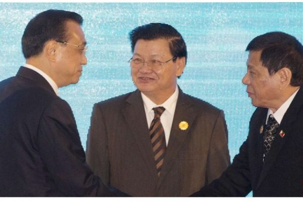 La Chine se rapproche-t-elle opportunément du Laos ? Ici le ministre chinois des Affaires étrangères Li Keqiang, saluant le président philippin Rodrigo Duterte, sous le regard du Premier ministre laotien Thongloun Sisoulith, à Vientiane ce jeudi 8 septembre. Copie d'écran du South China Morning Post, le 8 septembre 2016