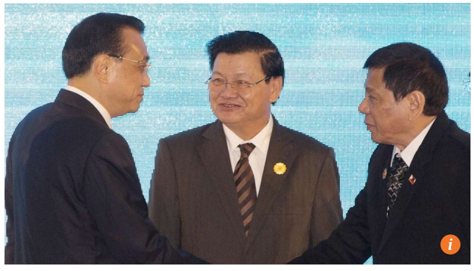 La Chine se rapproche-t-elle opportunément du Laos ? Ici le ministre chinois des Affaires étrangères Li Keqiang, saluant le président philippin Rodrigo Duterte, sous le regard du Premier ministre laotien Thongloun Sisoulith, à Vientiane ce jeudi 8 septembre. Copie d'écran du South China Morning Post, le 8 septembre 2016