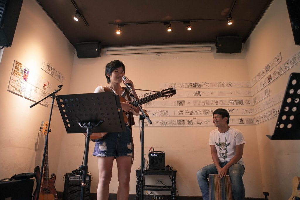 La chanteuse Li Te-yun rejointe par le chanteur Chen Yonlon (陳永龍) lors d'un concert au profit des animaux abandonnés.