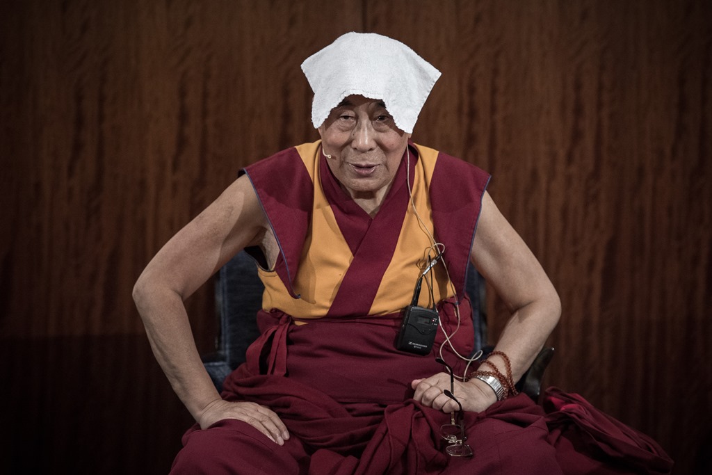 Le Dalaï-lama lors d'un discours dans un hôtel à Paris le 13 septembre 2016, pour sa première visite en France depuis 5 ans.