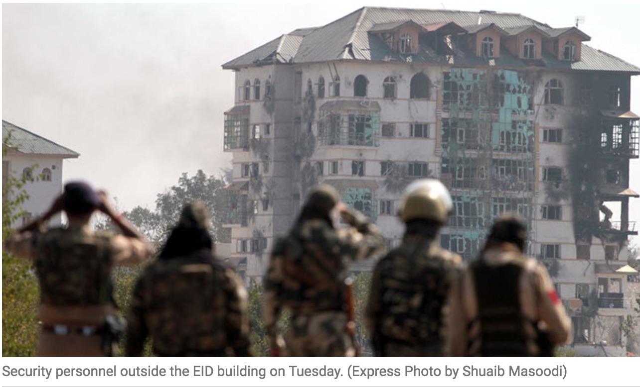Deux des trois assaillants sont morts dans l'attaque et l'immeuble a été partiellement détruit. Copie d'écran de The Indian Express, le 13 octobre 2016.