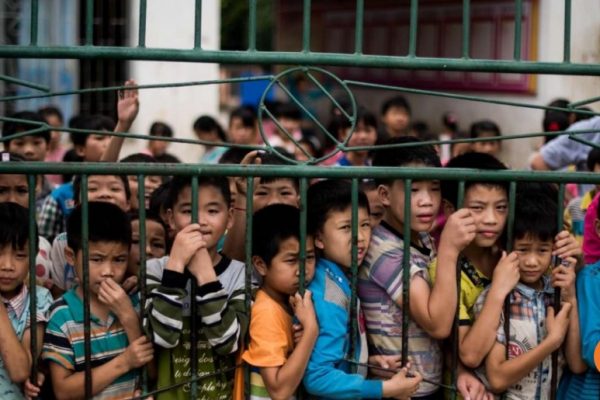 Conséquence malheureuse des migrations internes chinoises, des dizaines de millions d'enfants vivent à la campagne sans leurs parents. Copie d'écran du South China Morning Post, le 21 octobre 2016.