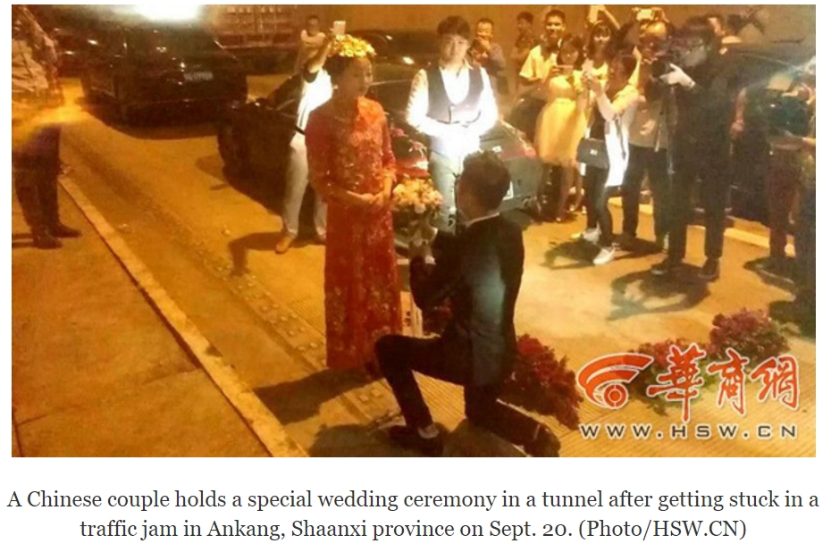 Le temps pressant, un couple chinois de l'Anhui s'est marié parmi les bouchons, sous un tunnel autoroutier. Copie d'écran du Quotidien du Peuple, le 21 septembre 2016.